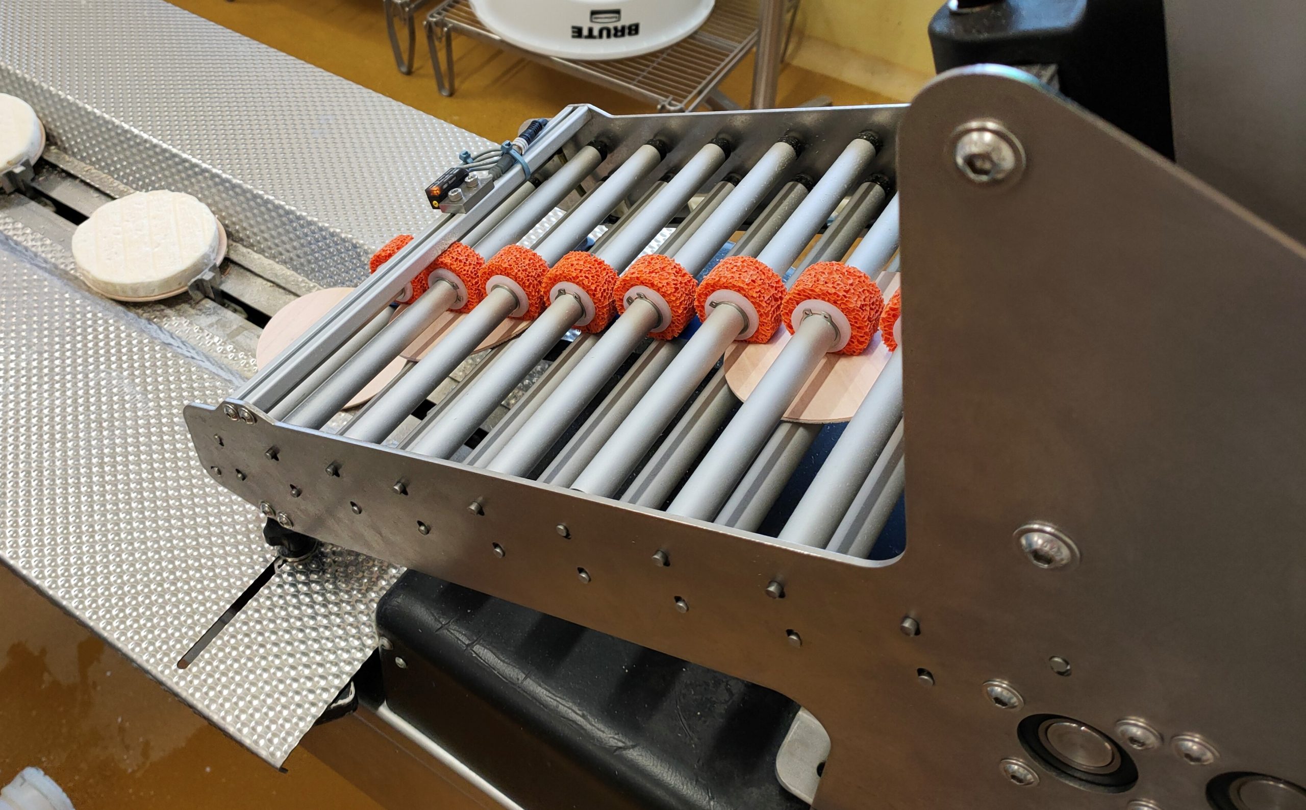 Dépileur à friction de planchettes pour fromages